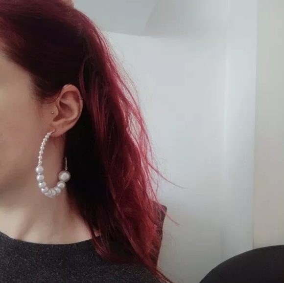 🍒 Pearl Studded Hoops - Picture 3 of 12